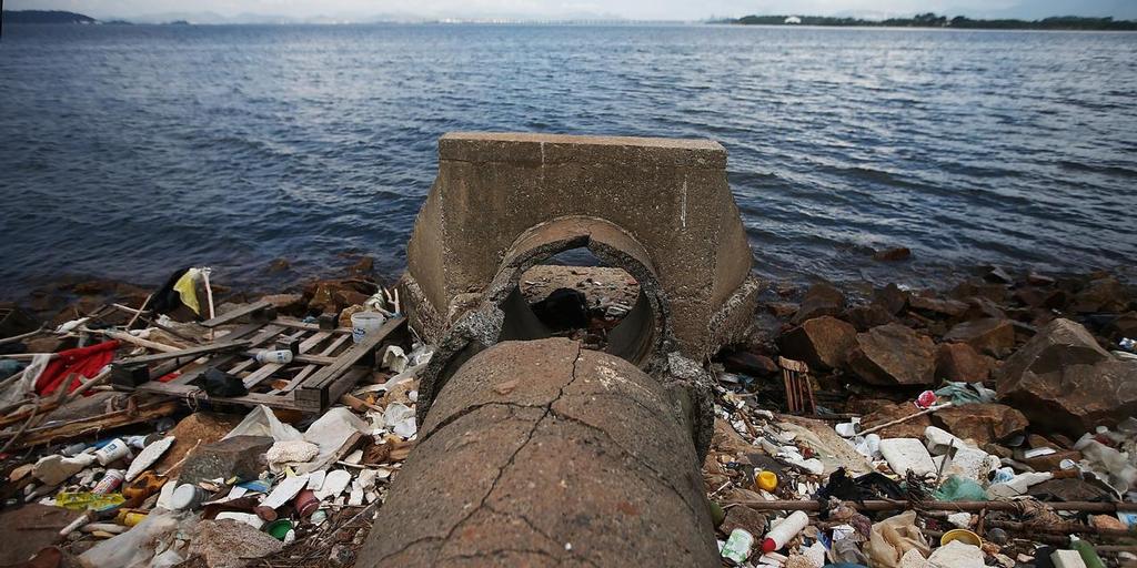 Rio De Janeiro, Brazil - An abandoned drainage pipe sits on the edge of polluted Guanabara Bay in Rio de Janeiro, Brazil. The city is taking on a number of infrastructure projects and cleaning up Guanabara Bay, site of Olympic sailing events, in time for the Rio 2016 Olympic Games.  (Photo by Mario Tama/Getty Images) © Secretaria de Estado do Ambiente do Rio http://www.rj.gov.br
